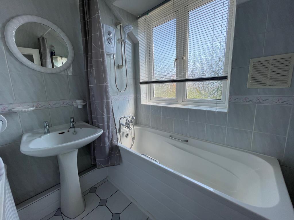 Lot: 27 - THREE-BEDROOM TERRACE HOUSE FOR IMPROVEMENT - bath with shower over bath and sink